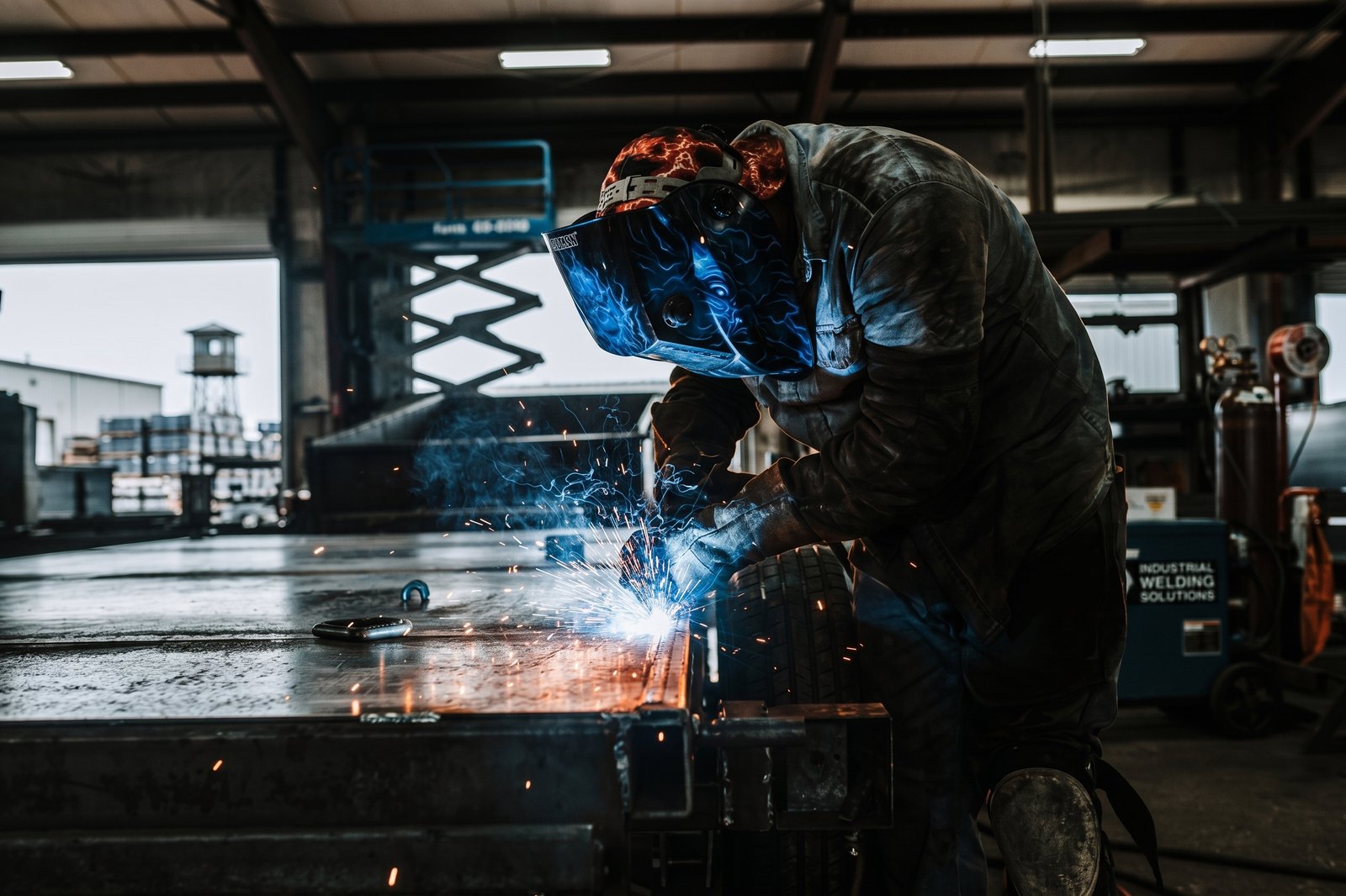 Profissional realizando soldagem em ambiente industrial